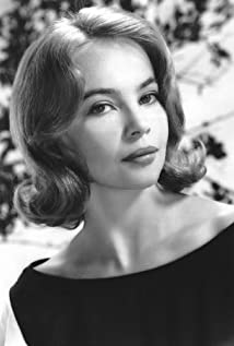 How tall is Leslie Caron?